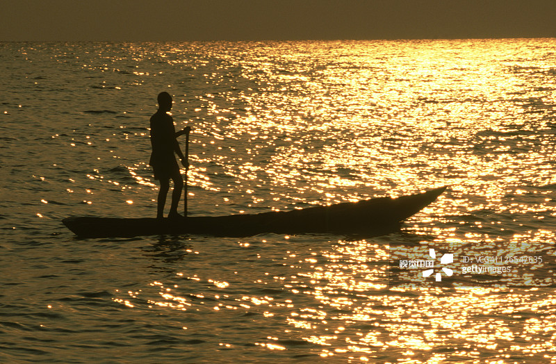 坦桑尼亚乘坐独木舟的男人图片素材