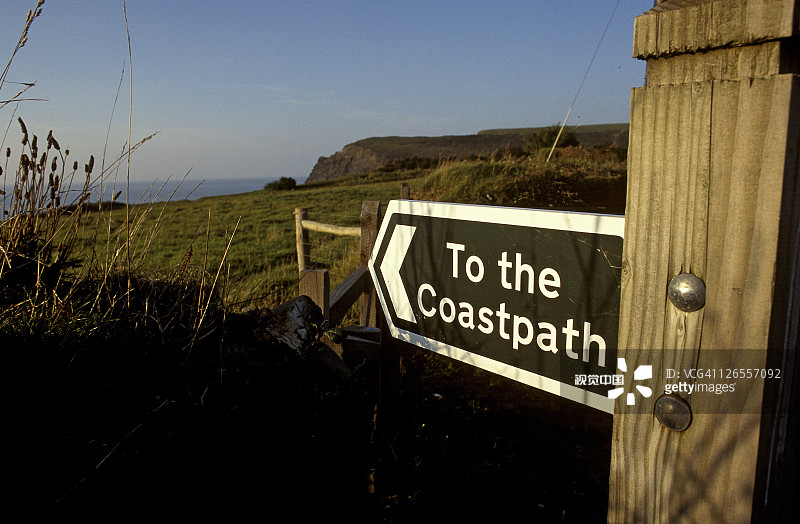 博斯卡斯尔附近悬崖顶上的西南海岸小路路标图片素材