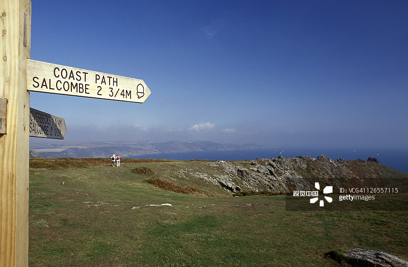 西南海岸小径路标，指示前往萨尔科姆方向，可欣赏海岸线美景图片素材