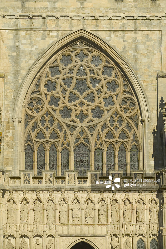 埃克塞特大教堂西端的雕刻中世纪图像屏上方的窗户图片素材