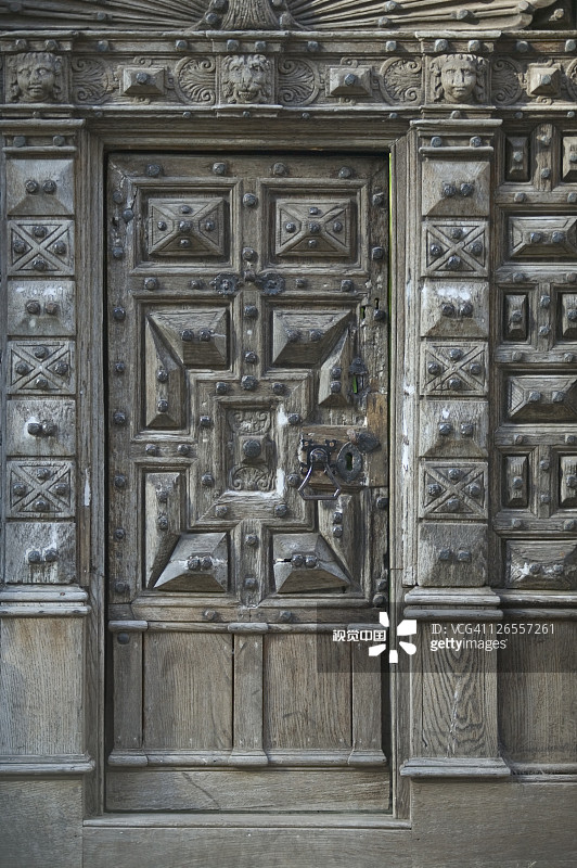 埃克塞特历史悠久的德文郡县城中心大教堂的古老门楼特写图片素材