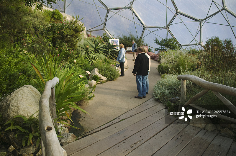 伊甸园项目地中海生态区内部景观，英国康沃尔圣奥斯特尔附近图片素材