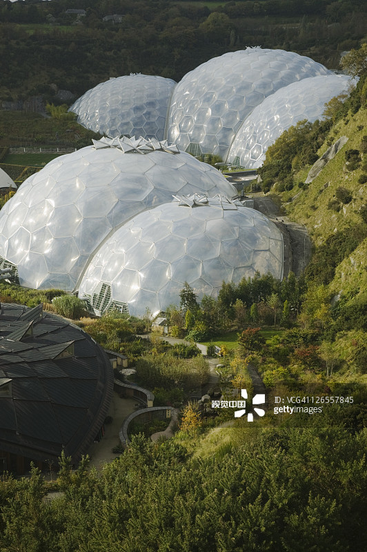 温室，远处是雨林生物群落；伊甸园项目，位于英国康沃尔郡圣奥斯特尔附近图片素材