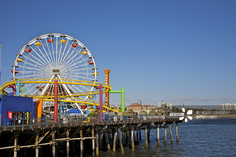洛杉矶圣莫尼卡码头太平洋公园的摩天轮和游乐设施，美国，2010年5月图片素材