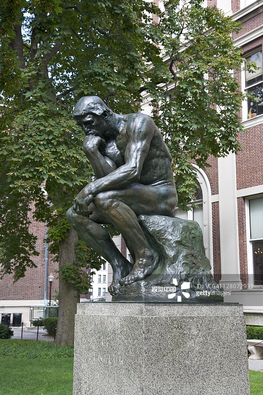 奥古斯特·罗丹的青铜雕塑《思想者》，位于美国纽约州纽约市上西区哥伦比亚大学校园内图片素材