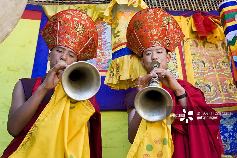 不丹布姆唐唐比寺玛尼节上的号手图片素材