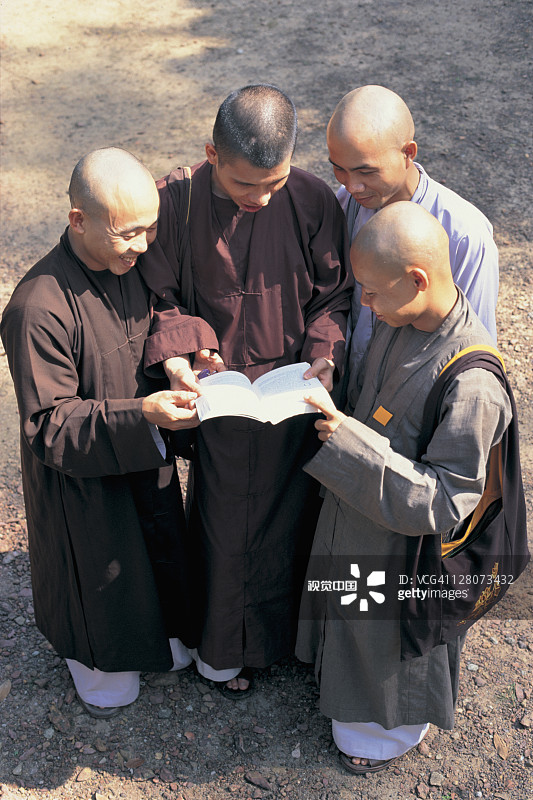 越南顺化僧侣读书图片素材