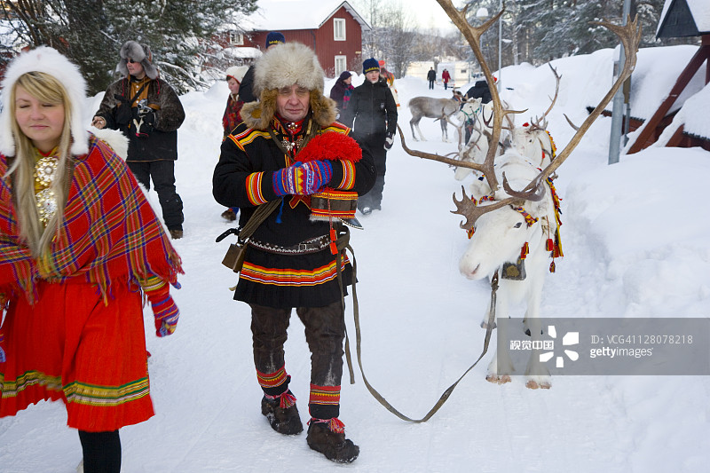 瑞典北部约克莫克冬季集市上的驯鹿牧民图片素材