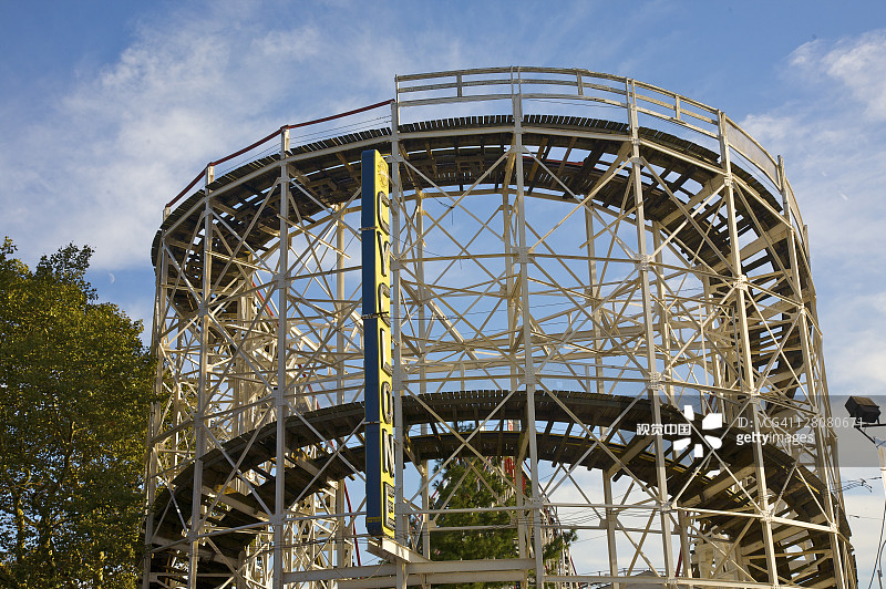 美国纽约布鲁克林区康尼岛的旋风过山车图片素材