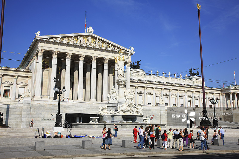 雅典娜·帕拉斯喷泉和奥地利维也纳议会大厦图片素材