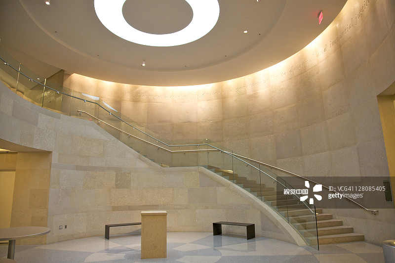 弗吉尼亚州议会大厦地下扩建部分的现代中庭，美国弗吉尼亚州里士满图片素材