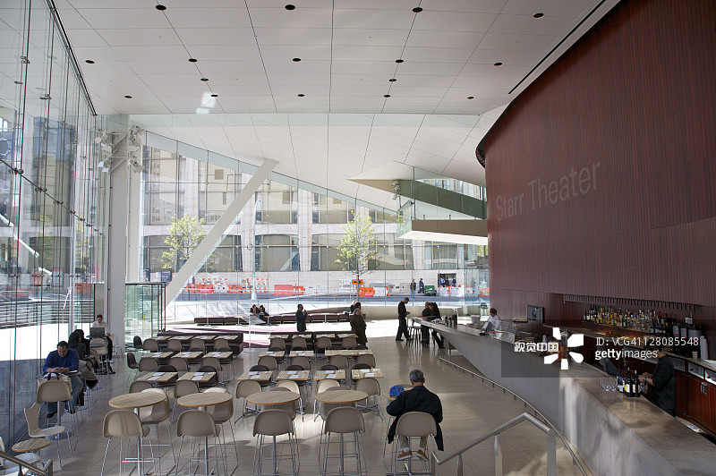 美国纽约林肯中心斯塔尔剧院的玻璃封闭式咖啡馆图片素材