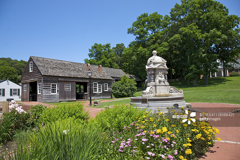 美国艺术、历史和马车长岛博物馆的多年生花园、喷泉、轮匠和铁匠铺（原石溪博物馆），纽约州石溪，美国图片素材