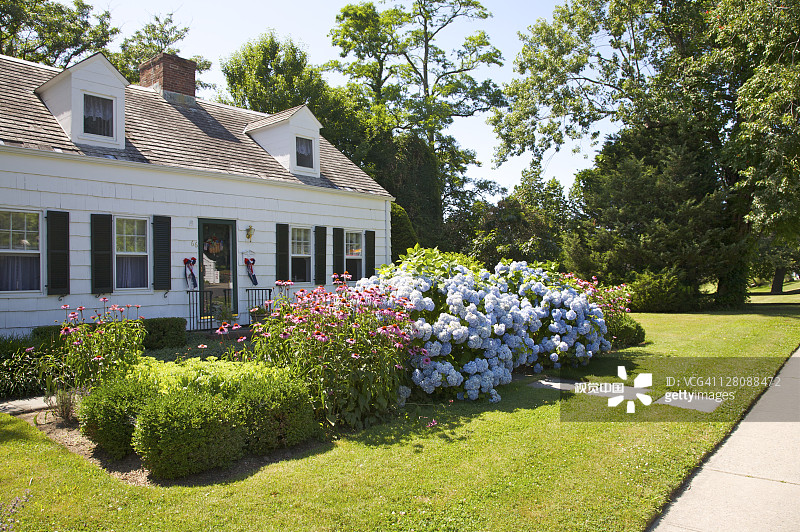 纽约州石溪殖民时期房屋前的多年生花园，美国图片素材