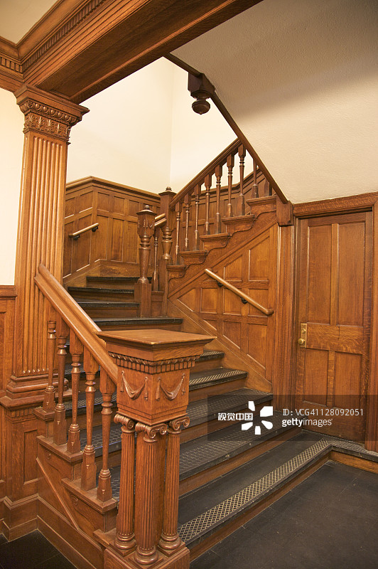 美国新泽西州普林斯顿大学大厅内的橡木楼梯图片素材