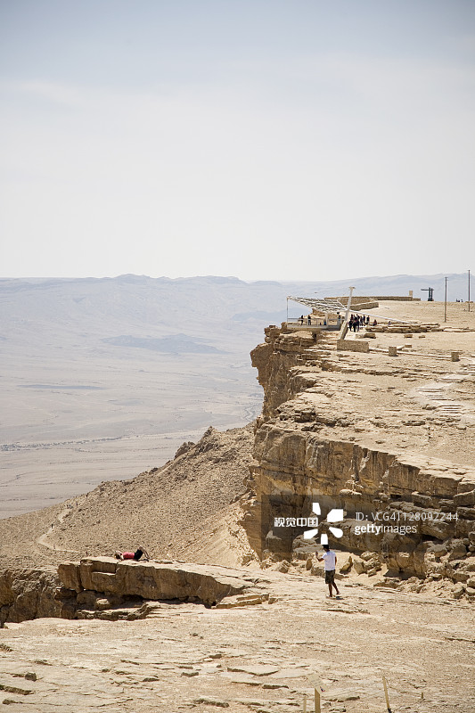 以色列内盖夫拉蒙火山口，拉蒙悬崖上的游客图片素材