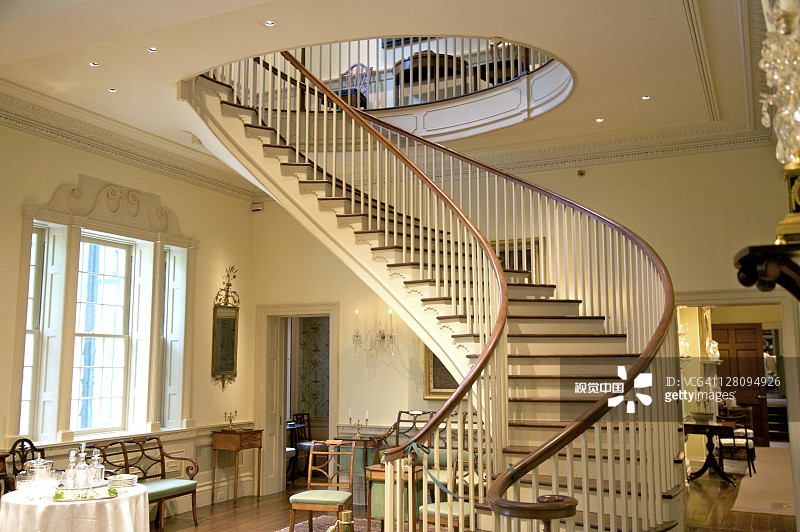 优雅的螺旋楼梯，特拉华州温特图尔，亨利·弗朗西斯·杜邦的前乡村住宅图片素材