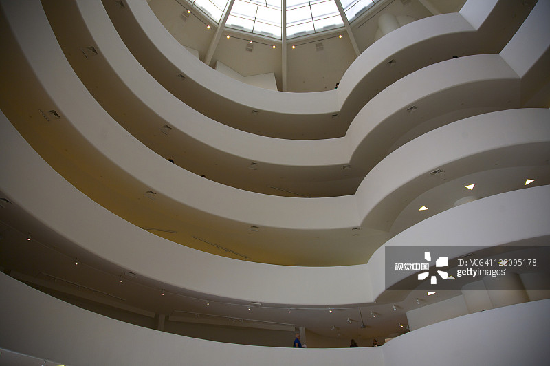 纽约所罗门·R·古根海姆博物馆的内部中庭，设有螺旋坡道和天窗图片素材