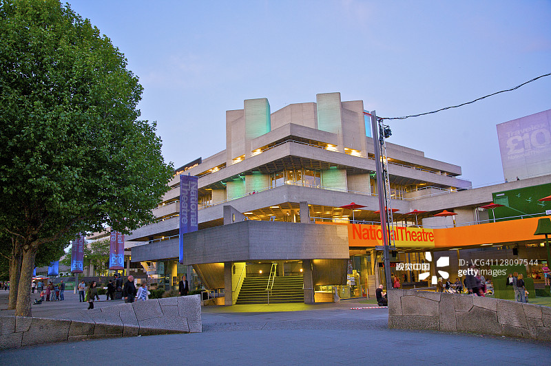 从伦敦泰晤士河畔的禧年步道眺望皇家国家剧院图片素材