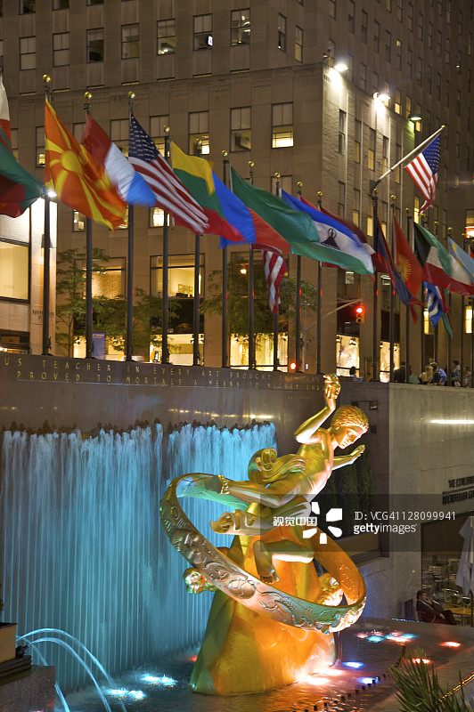 纽约洛克菲勒中心，保罗·曼希普的镀金雕塑“普罗米修斯”上方的各国旗帜图片素材