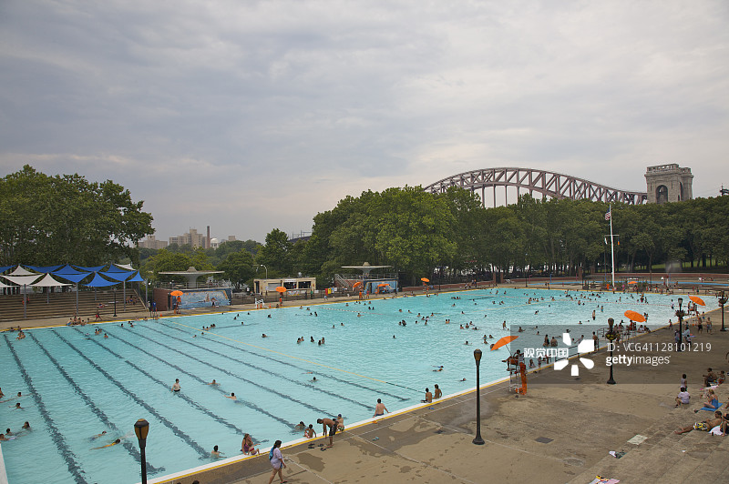 纽约皇后区阿斯托里亚公园，地狱门大桥下的阿斯托里亚游泳池图片素材