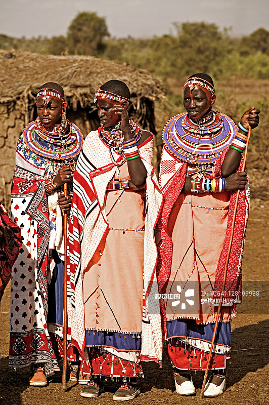 肯尼亚安博塞利国家公园附近的马赛族仪式上，佩戴珠子项链和穿着色彩鲜艳服装的未婚少女们图片素材