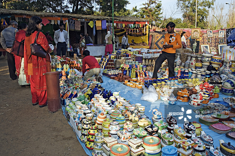 Dastkar自然集市：来自印度各地的手工和环保产品，包括拉贾斯坦邦的手工艺品、伦滕波尔的黑虎陶器和斋浦尔的蓝虎陶器，斋浦尔遗产国际节的一部分，印度图片素材