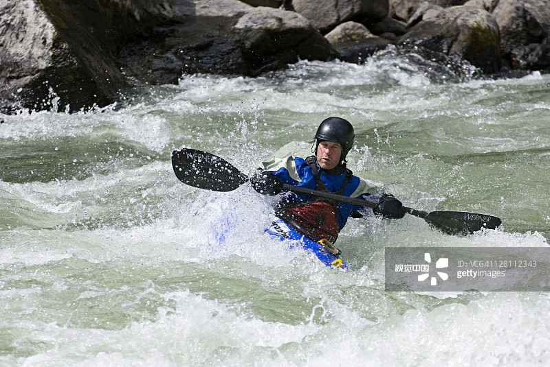 美国华盛顿州韦纳奇河湍流水域皮划艇图片素材