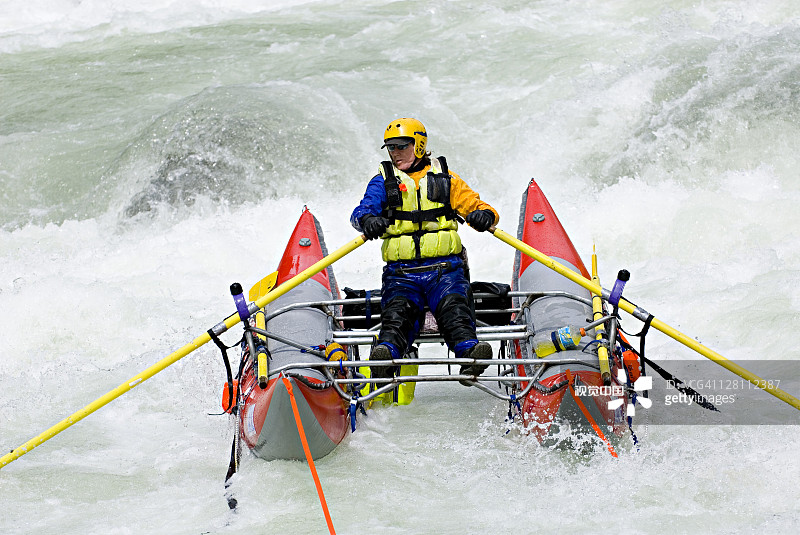 美国华盛顿州韦纳奇河湍水峡谷的白水漂流图片素材