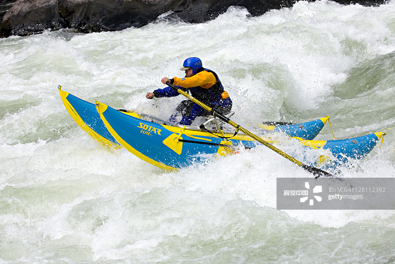 美国华盛顿州韦纳奇河湍水峡谷的白水漂流图片素材