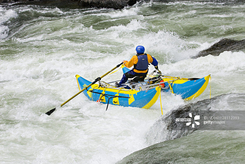美国华盛顿州韦纳奇河湍水峡谷的白水漂流图片素材