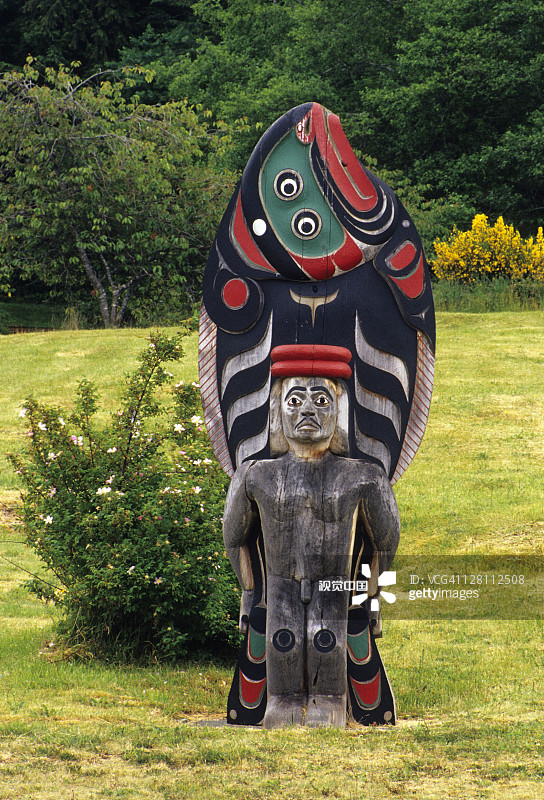 夸夸卡瓦夸克族人的图腾柱（也称夸基特尔族），展示了一条鲑鱼和一个印第安人，位于墓地中。原住民。加拿大不列颠哥伦比亚省Alert Bay，约翰斯通海峡沿岸的鸬鹚岛。图片素材