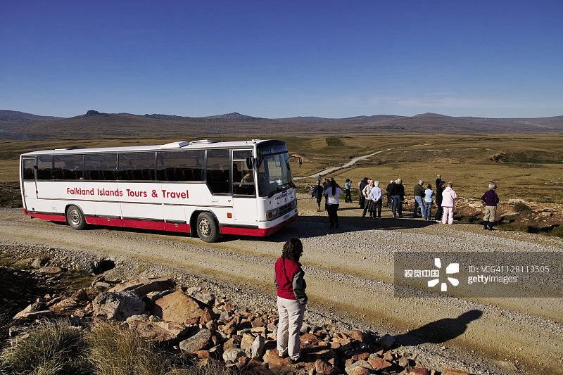 旅游巴士上的游客欣赏东福克兰岛的景色图片素材