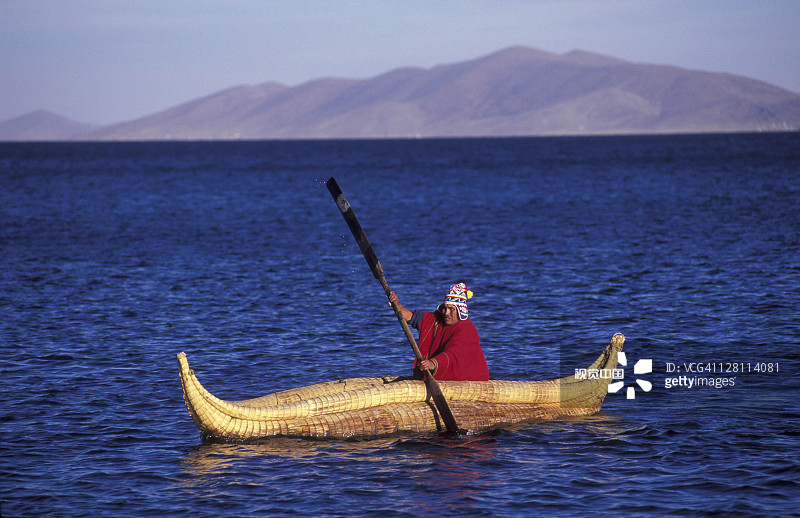 玻利维亚的的喀喀湖上的托托拉芦苇船图片素材