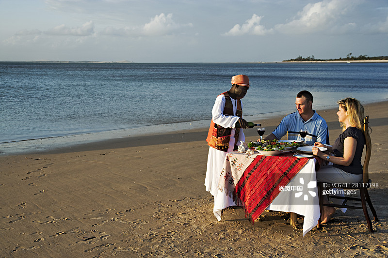 在莫桑比克本格拉旅馆，游客享受浪漫的海边日落海鲜晚餐图片素材