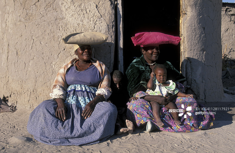 穿着维多利亚风格服装的赫雷罗族妇女，模仿早期传教士的妻子。一名妇女抱着婴儿。南部非洲图片素材