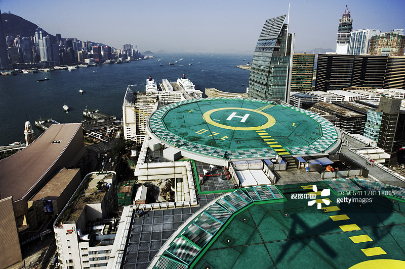 中国香港的摩天大楼顶部的直升机停机坪图片素材