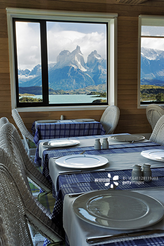 百内国家公园探索酒店餐厅窗外的洛斯角峰景观，智利图片素材