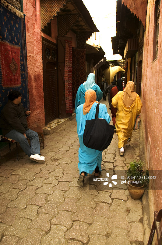 在摩洛哥非斯市露天市场街道上行走的人们图片素材