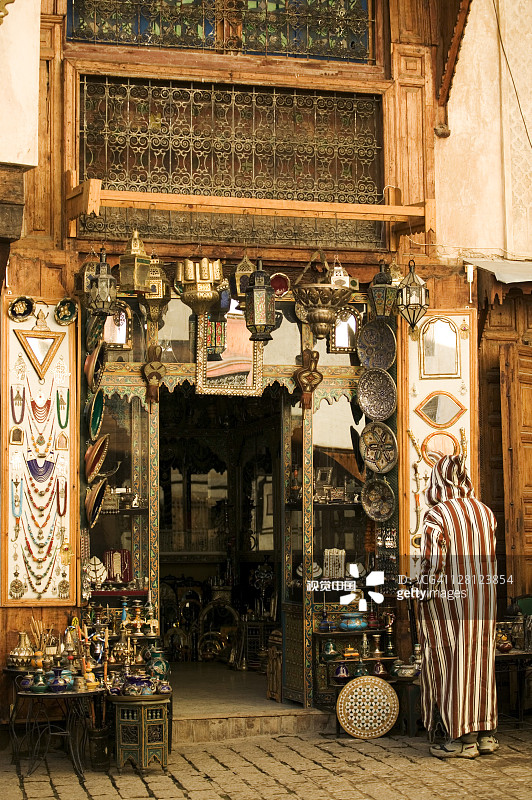 在北非摩洛哥非斯市集市场商店里身穿吉拉巴长袍的男人图片素材