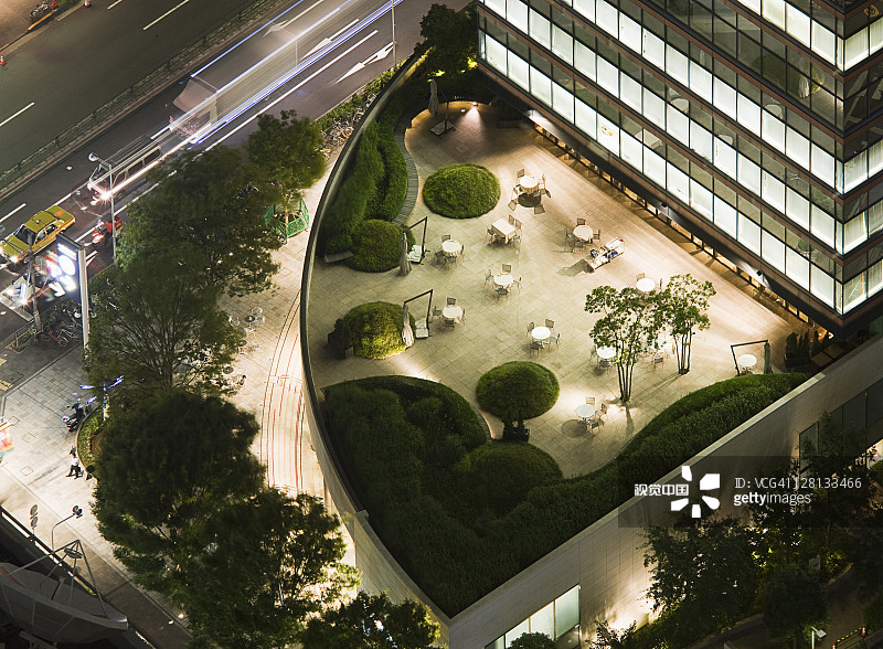 黄昏时分，从日本东京六本木新城的六本木山森大厦看到的弧形阳台花园图片素材