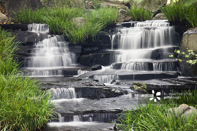 日本姬路城好古园皇家花园的瀑布图片素材