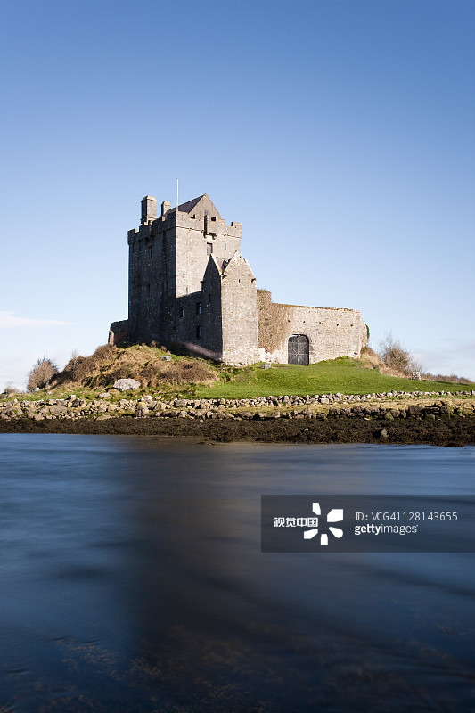 爱尔兰共和国金瓦拉附近海防的邓圭尔城堡，由海恩斯家族建于1520年图片素材