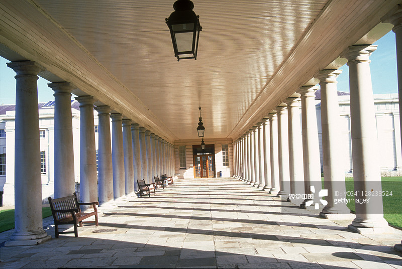 格林威治国家海事博物馆和皇后屋之间的柱子，英国图片素材