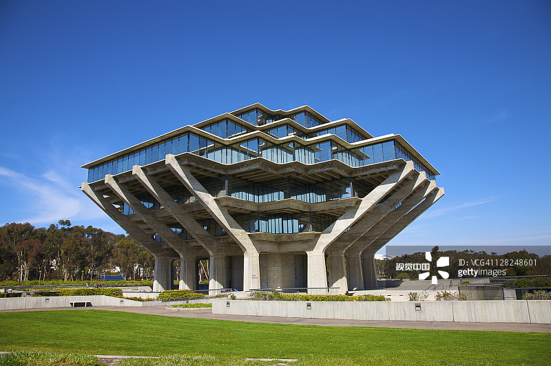 加州大学圣地亚哥分校的西奥多·盖泽尔（苏斯博士）图书馆（手形），拉霍亚，加利福尼亚州（靠近圣地亚哥）图片素材