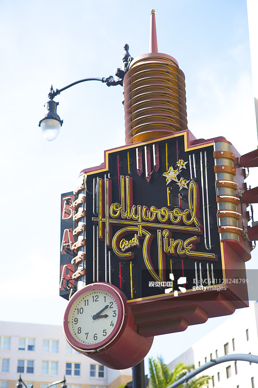 美国加利福尼亚州洛杉矶好莱坞和藤街路口建筑顶部的标志图片素材