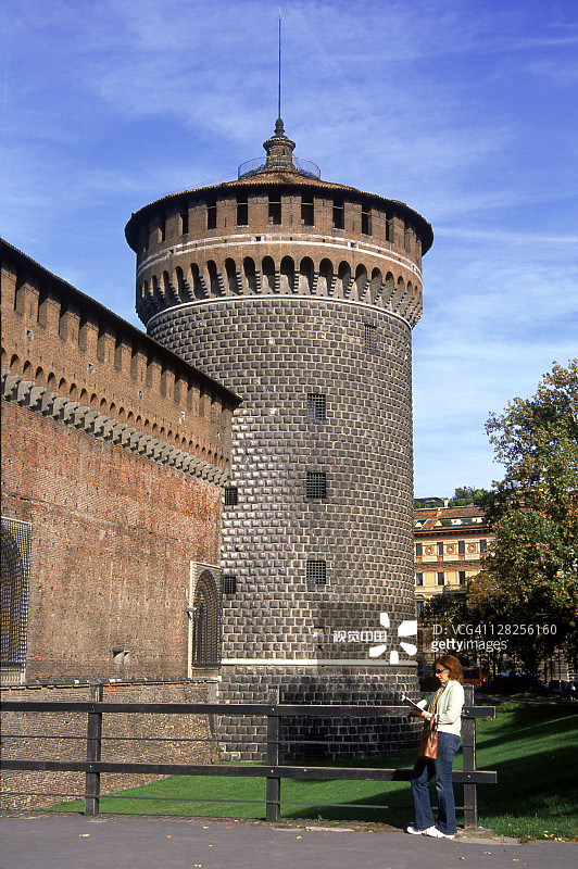 女人在斯福尔扎城堡读书图片素材