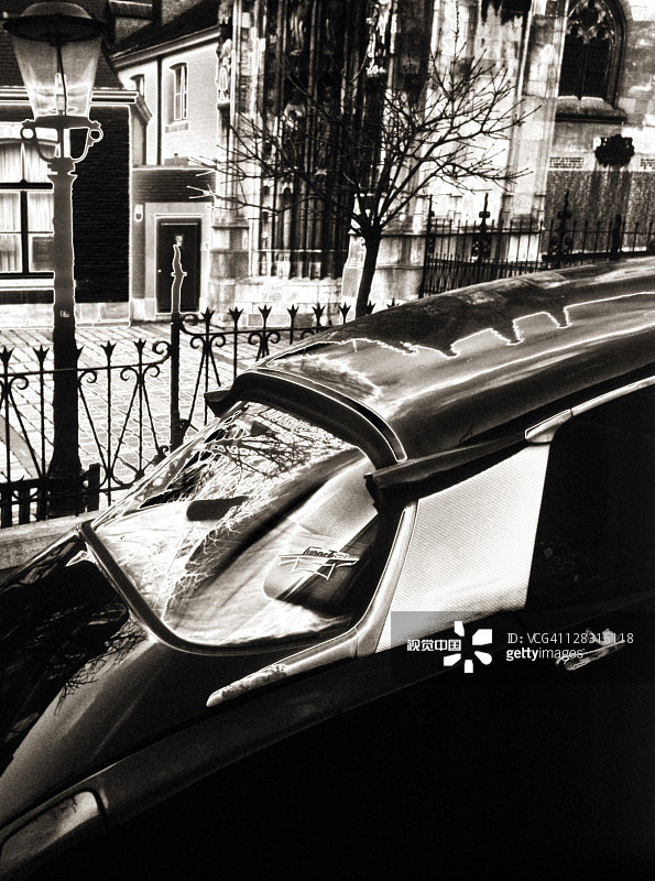 黑色雪铁龙DS，背景为大门、教堂和老式灯柱（数字处理）图片素材