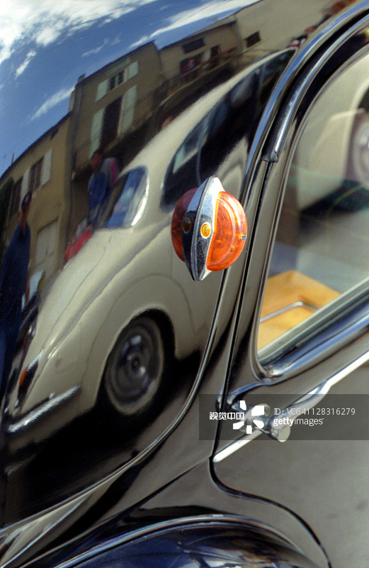 旧雪铁龙汽车中的另一辆汽车倒影图片素材