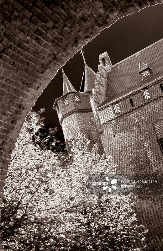 透过砖拱看到的城堡图片素材